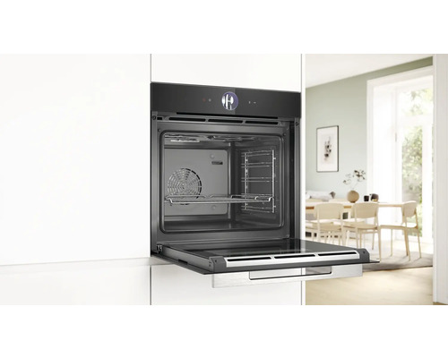 Einbaubackofen mit geöffneter Tür in einer Küche