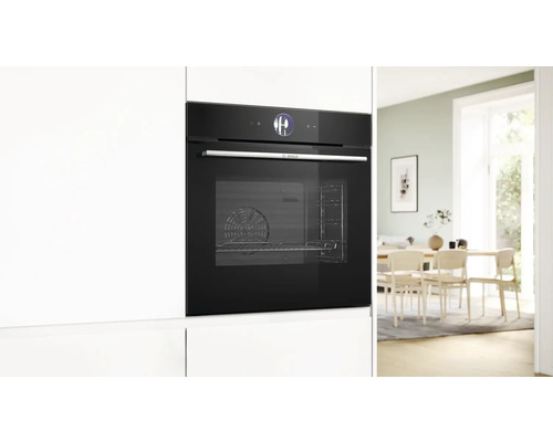 Einbau-Backofen in einer modernen Küche mit Esstisch im Hintergrund.