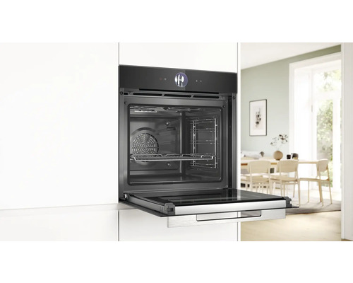 Einbau-Backofen mit geöffneter Tür in einer modernen Küche.