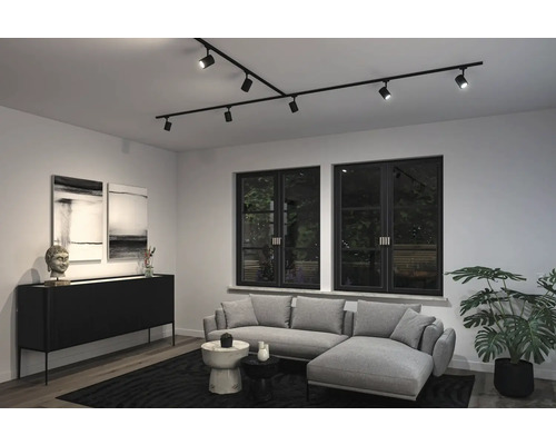 Wohnzimmer mit Deckenspots, Sofa und Dekoration