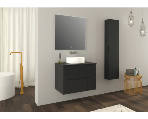 Badezimmer mit Waschtischunterschrank, Spiegel, Hochschrank, Badewanne und Accessoires.