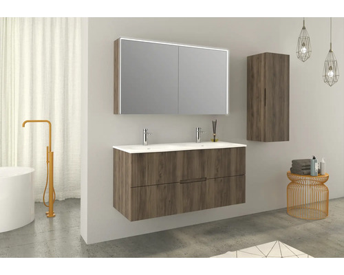 Badezimmer mit Doppelwaschtisch, Spiegelschrank mit Beleuchtung und Hochschrank