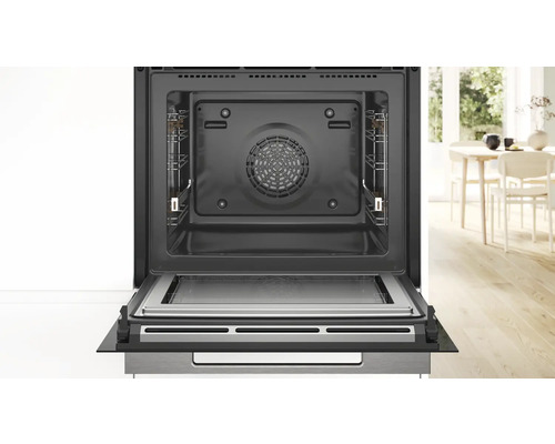 Innenansicht eines Backofens mit geöffneter Tür