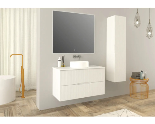 Modernes Badezimmer mit Waschbeckenunterschrank, Spiegel, Hochschrank und Dekoration