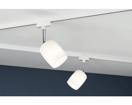 Zwei Deckenleuchten mit Schienensystem zur Raumbeleuchtung