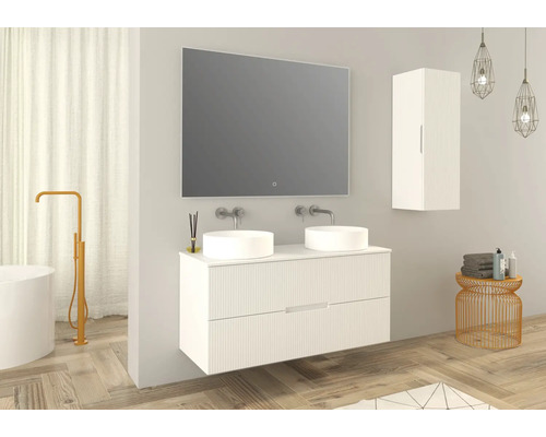 Badezimmer mit Waschtischunterschrank, Spiegel, Waschbecken, Handtuchablage und Badewanne