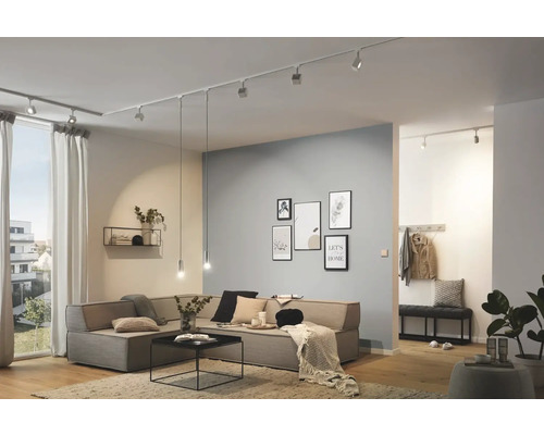 Wohnzimmer mit Deckenschienensystem und moderner Einrichtung für eine helle Atmosphäre.