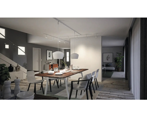 Esszimmer mit Holztisch, Stühlen und Beleuchtung