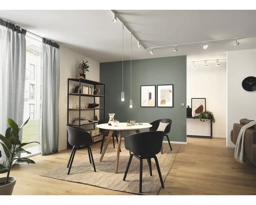 Modernes Esszimmer mit Esstisch, Stühlen, Bücherregal und flexibler Deckenleuchte