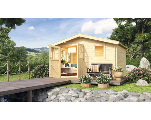Blockbohlenhaus Karibu Kasaan 5 mit Fußboden 407 x 320 cm natur Holzgartenhaus mit Doppeltür und Fenster in einer Gartenlandschaft.