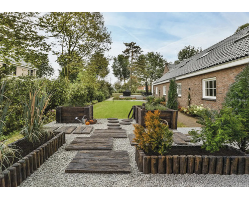 Garten mit Holzweg, Kies und Hochbeeten