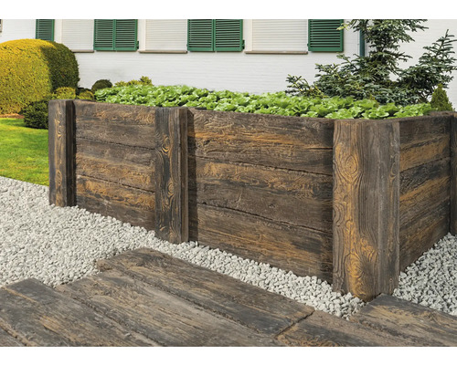 Hochbeet aus Holzimitat mit Pflanzen und Gehwegplatten