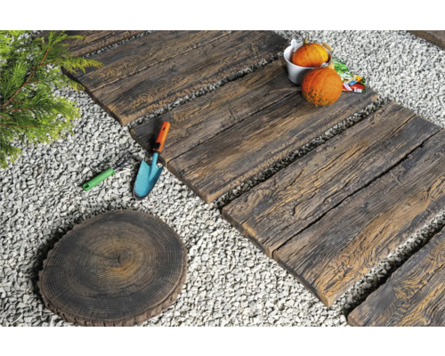 Gartenweg mit Trittplatten in Holzoptik, Dekoration und Gartengeräten