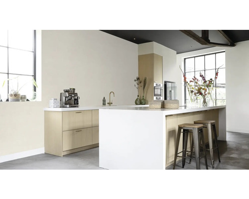 Helle Küche mit Kücheninsel, Spüle, Armatur, Regalen und Barhockern