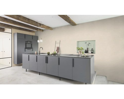 Moderne Küche mit Kücheninsel, Hängeschrank und Holzbalkendecke