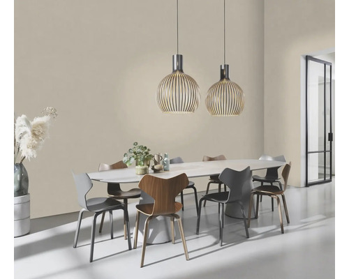 Esszimmer mit Esstisch, Stühlen und zwei Pendelleuchten