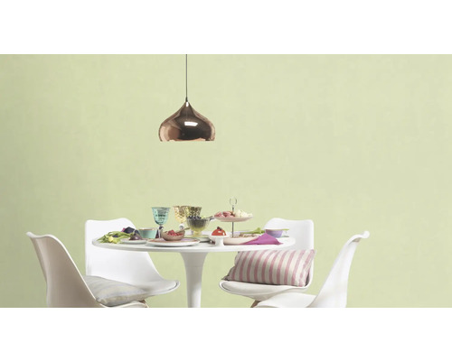 Esstisch mit Speisen und Getränken unter einer Pendelleuchte.