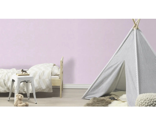 Kinderzimmer mit Bett, Spielzelt und Dekorationen für eine freundliche Atmosphäre.