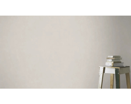 Helle Wand mit Stapel Büchern auf einem Hocker