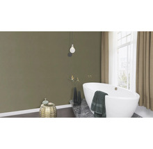 Badezimmer mit Badewanne, Fenster und Dekoration