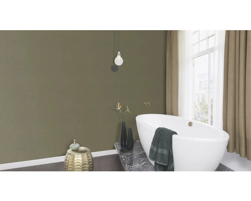 Badezimmer mit Badewanne, Fenster und Dekoration