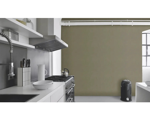 Moderne Küche mit Dunstabzugshaube, Herd, Spüle und Küchenutensilien