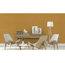 Wohnzimmer mit Sessel, Stehlampe und Kommode