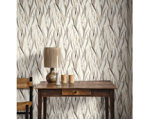 Szene mit floral gemusterter Tapete, Tisch und Lampe