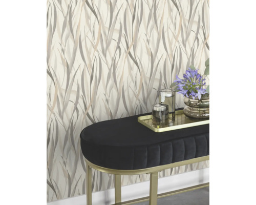 Szene mit einer Bank vor einer Wand mit Blättertapete.