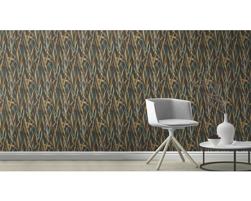 Raumansicht mit gemusterter Tapete und Stuhl