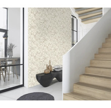 Heller Raum mit floral gemusterter Tapete, Treppe und Sitzbank