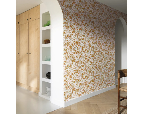 Zimmeransicht mit floral gemusterter Tapete, Einbauschrank und Regal