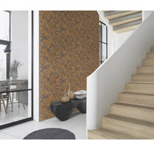 Wohnraum mit gemusterter Tapete, Treppe und Sitzbank