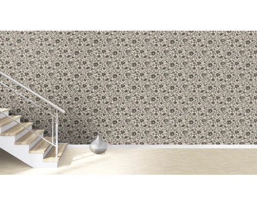 Raum mit floral gemusterter Tapete, Treppe und Dekoration