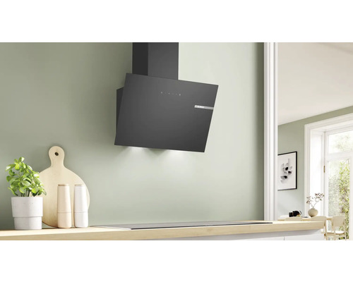 Schwarze Dunstabzugshaube in moderner Küche mit Bosch Logo.