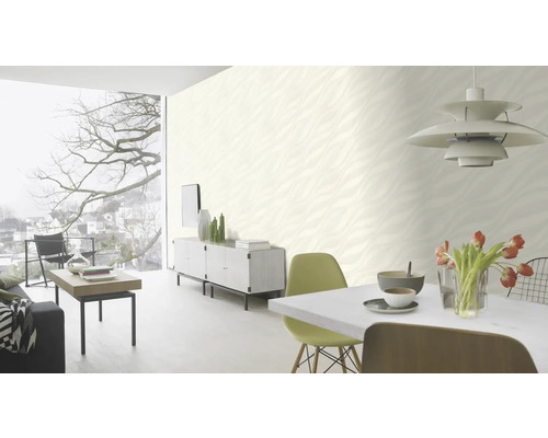 Wohnzimmer mit gemusterter Tapete, Esstisch, Stühlen und Wohnzimmermöbeln für eine helle und einladende Atmosphäre