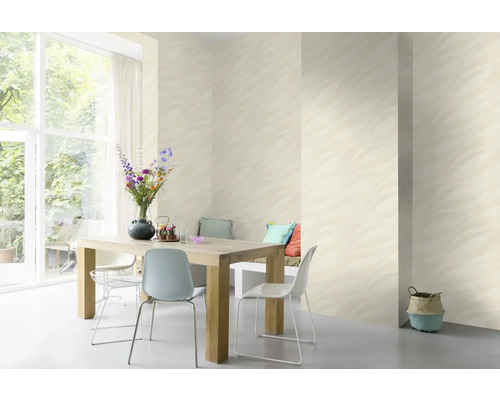 Heller Essbereich mit gemusterter Tapete, Holztisch und Stühlen.