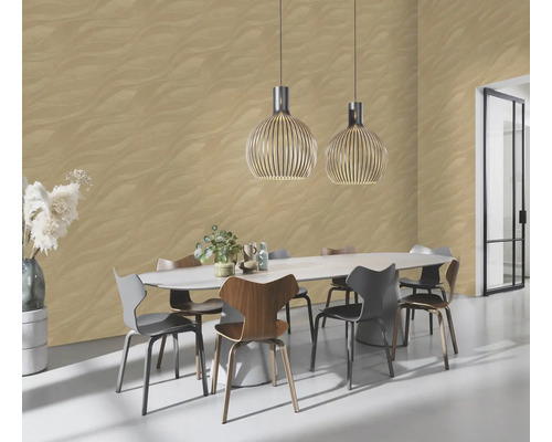 Esszimmer mit Esstisch, Stühlen, Pendelleuchten und Tapete mit Wellenmuster