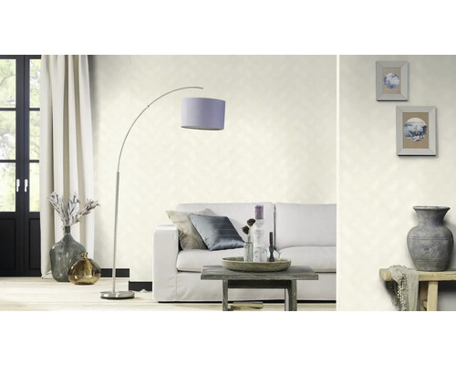 Wohnzimmer mit Sofa, Lampe und gemusterter Tapete für ein helles Ambiente