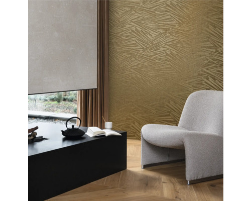 Wohnzimmer mit gemusterter Tapete, Sessel und Couchtisch