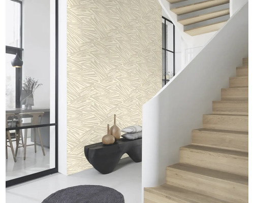 Modernes Interieur mit gemusterter Tapete, Treppe und Sitzbank