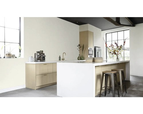 Heller Küchenraum mit Kücheninsel und Barhockern