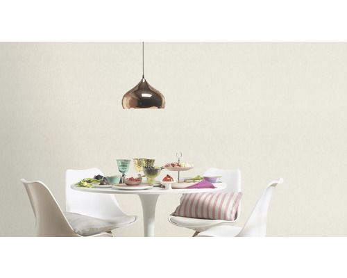 Heller Raum mit Esstisch, Stühlen und Pendelleuchte.
