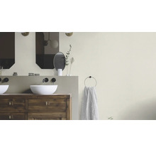 Badezimmer mit Waschtischunterschrank, Aufsatzwaschbecken, Spiegel und Handtuchhalter