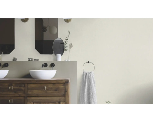 Badezimmer mit Waschtischunterschrank, Aufsatzwaschbecken, Spiegel und Handtuchhalter