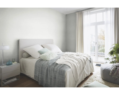 Helles Schlafzimmer mit Doppelbett, Nachttisch und Vorhängen für ein modernes Ambiente