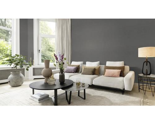 Wohnzimmer mit Sofa, Couchtisch und Dekorationen für ein gemütliches Ambiente.