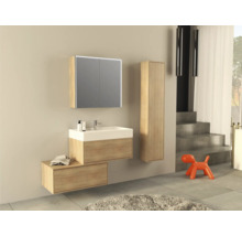 Modernes Badezimmer mit Waschtisch, Spiegelschrank und Hochschrank in Holzoptik
