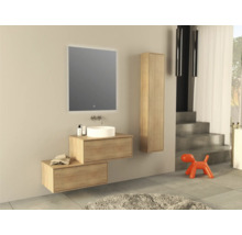Modernes Badezimmer mit Waschtischunterschrank, Spiegel, Hängeschrank und Dekoration