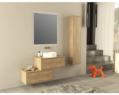 Modernes Badezimmer mit Waschtischunterschrank, Spiegel, Hängeschrank und Dekoration